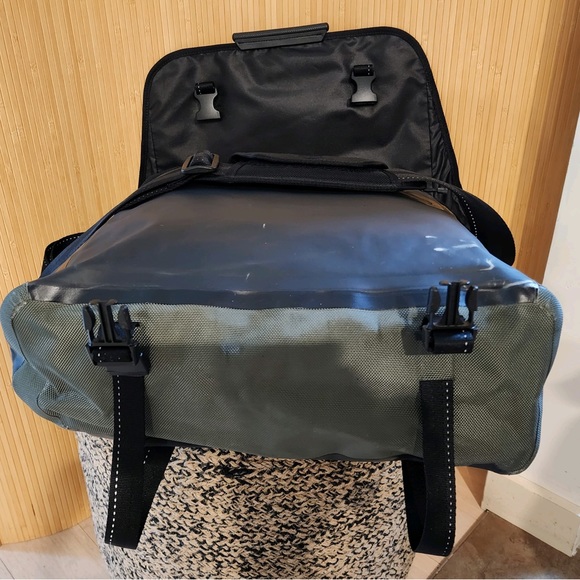 TUMI - Rare Hydro Sports Waterproof Large Messenger Shoulder Bag Black/Grey-Men - Picture 5 of 12